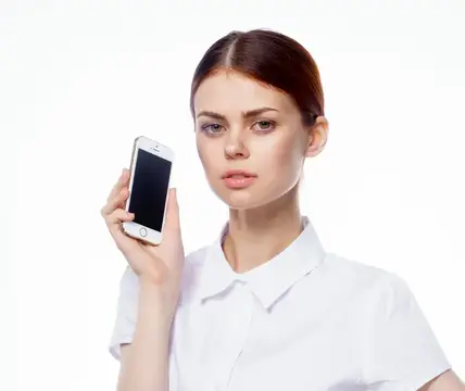 Женщина в рубашке с телефоном в руках, технологии, секретарь