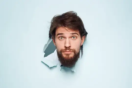 Весёлый менеджер работает с офисными документами на синем фоне