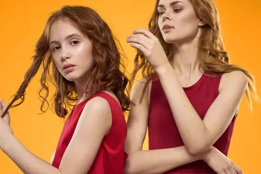 Семейное веселье, дружба, эмоции, образ жизни на жёлтом фоне