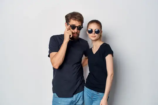 Модные мужчина и женщина, дружба, общение, романтика, солнцезащитные очки, светлый фон