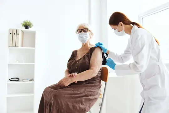 Пациент и врач со шприцем для вакцинации и инъекции лекарственного препарата