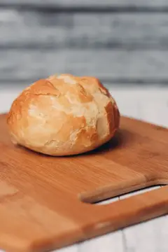 Белая булочка, домашняя выпечка, приготовление органической еды, крупный план