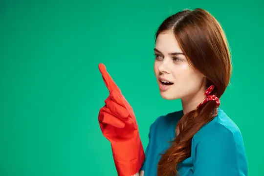 Домохозяйка в резиновых перчатках, эмоции на лице, уборка на зеленом фоне