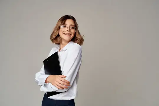 Женщина в деловом костюме с папкой для бумаг на профессиональном изолированном фоне