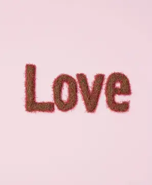 Надпись Love из травы на розовом фоне