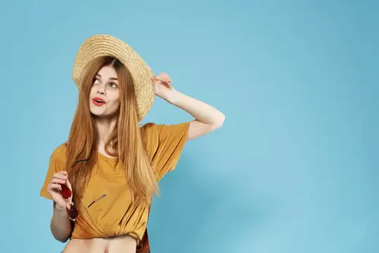 Жизнерадостная женщина в шляпе, элегантность, очки, мода, эмоции