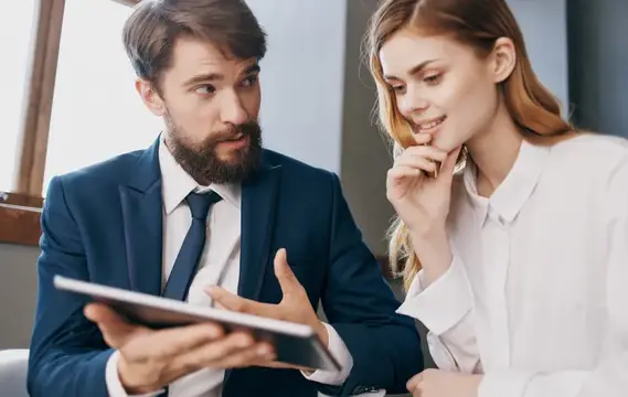 Деловые коллеги на работе, общение с использованием технологий, профессионалы за работой