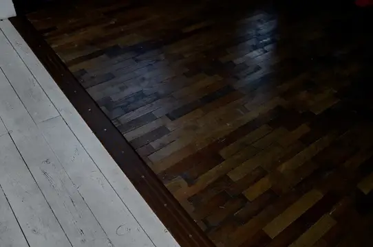 Темный паркет и светлые доски пола в интерьере