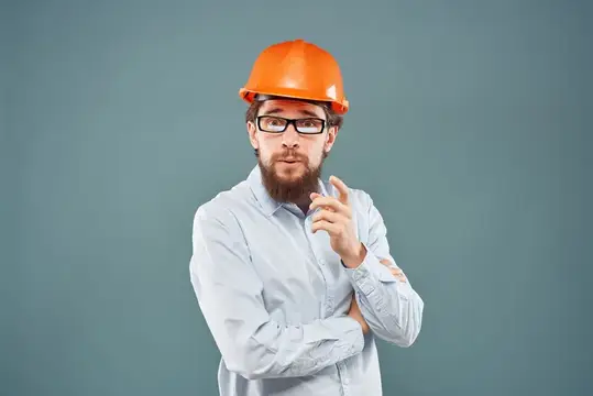 Инженер-мужчина в защитной униформе работает в строительной отрасли