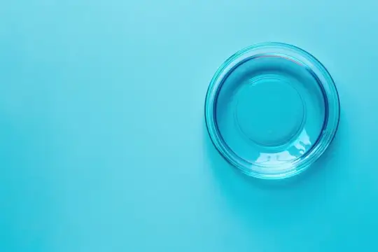 Стеклянное блюдце на бирюзовом фоне с пустым местом для текста