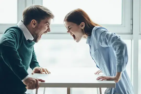 Эмоциональные мужчина и женщина кричат друг на друга, конфликт