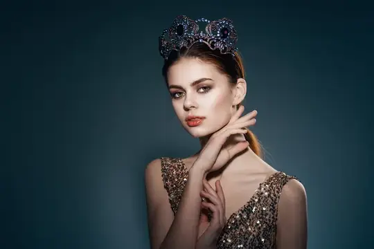 Жизнерадостная женщина с короной на голове, украшения, роскошь, знаменитость