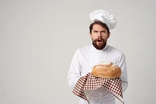 Бородатый мужчина-шеф-повар на кухне, работа, профессионализм, эмоции