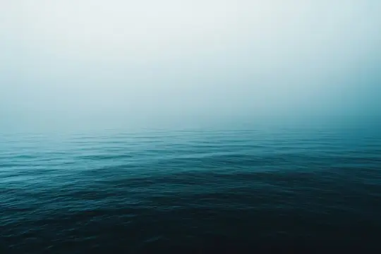 Спокойная гладь моря сливается с туманным небом