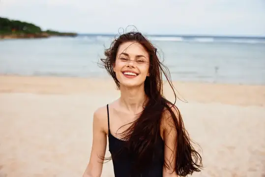 Женщина наслаждается отдыхом на побережье