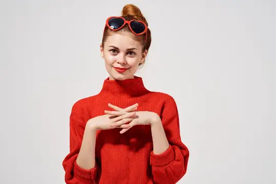 Красивая женщина позирует с привлекательным взглядом, демонстрируя модный образ