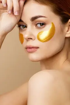 Женщина с золотыми патчами на лице, крупный план