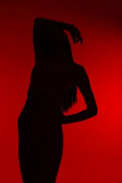 Силуэт женщины в танце на красном фоне