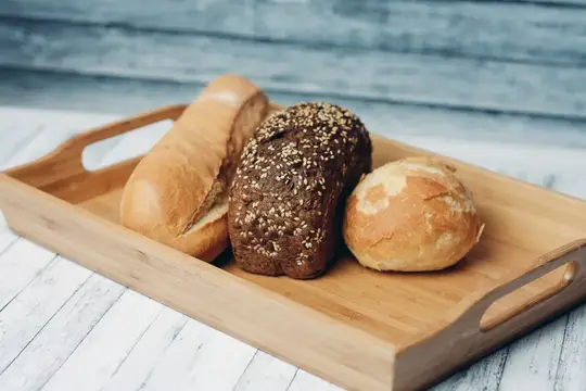 Домашние буханки хлеба, приготовленные на завтрак как традиция