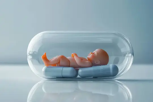 Фигурка младенца, лежащая внутри прозрачной капсулы на гладком белом фоне, демонстрирующая темы здравоохранения, благополучия и современной медицины