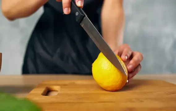 Нарезка овощей, здоровое питание, свежие продукты на кухне
