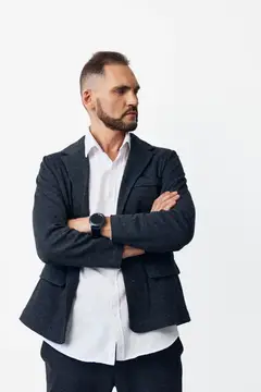 Профессиональная мужская фигура проецирует решительность и самообладание, демонстрируя эмоции уверенности и бдительности