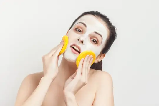 Брюнетка с собранными волосами, обнажённые плечи, снятие макияжа