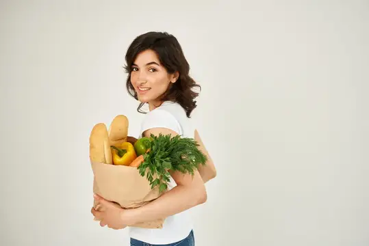 Женщина с пакетом продуктов, доставка здоровой еды