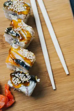 Суши, палочки, японская кухня, красный имбирь, вид сверху