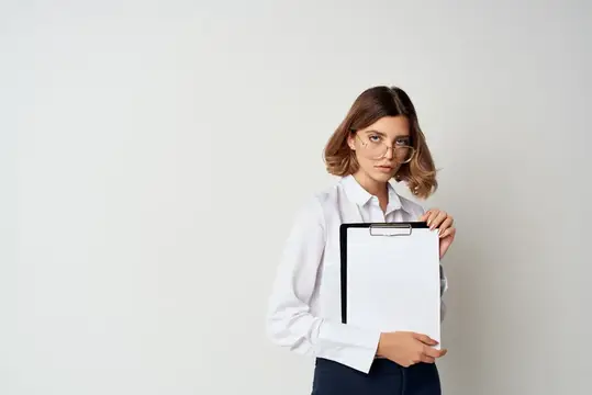 Женщина в очках, офис-менеджер, работает с документами