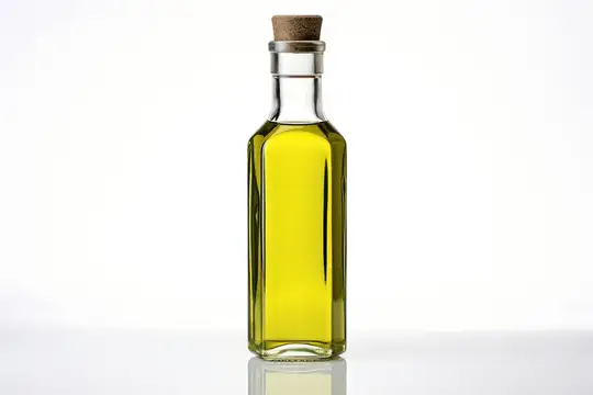 Стеклянная бутылка оливкового масла с пробкой на белом фоне