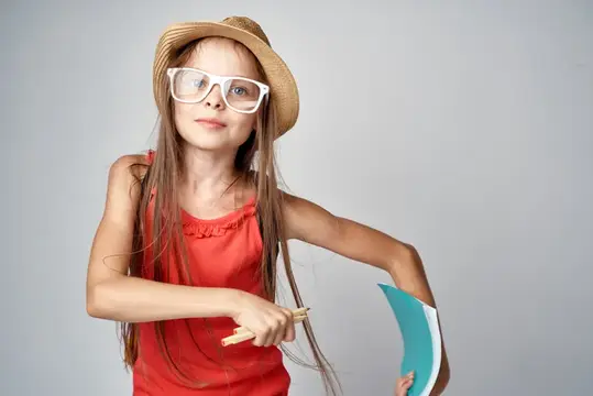 Маленькая девочка в шляпе, школьница, учёба, образование, красная футболка