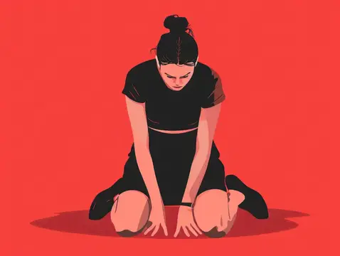 Одинокая женщина сидит на земле, обхватив колени и спрятав лицо в ладонях, погружённая в размышления о жизни и путешествиях