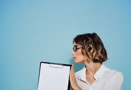 Женщина в очках с планшетом на голубом фоне