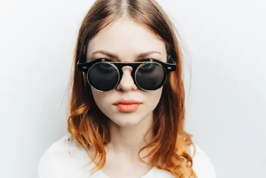 Симпатичная женщина в модных очках