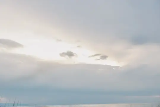 Спокойное пасмурное небо над морем на рассвете