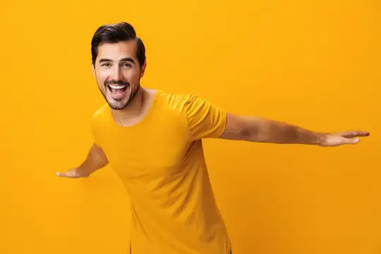 Студия, мужчина, модный, рука, жёлтый, портрет, стиль, выражение, улыбающийся, изолированный, бизнес, жест, уверенный, счастливый, фон, образ жизни, привлекательный, мода, пространство для…