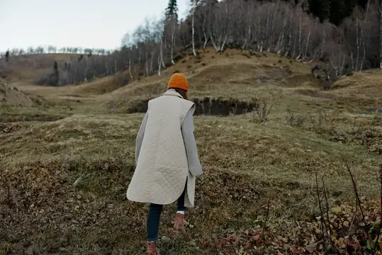 Турист в осеннем лесу гуляет, свежий воздух, путешествие, образ жизни