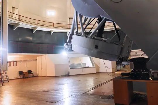 Огромный телескоп в круглом зале обсерватории