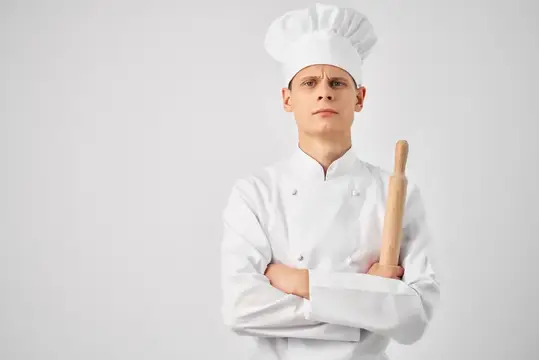 Мужчина в форме шеф-повара на кухне