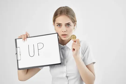 Деловая женщина держит вверх лист бумаги с надписью Bitcoin