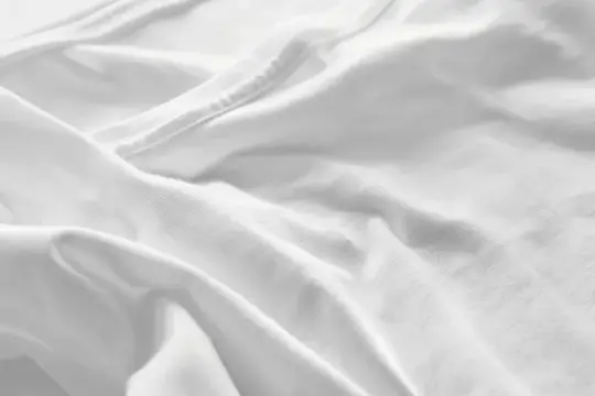 Белые складки мягкой ткани крупным планом