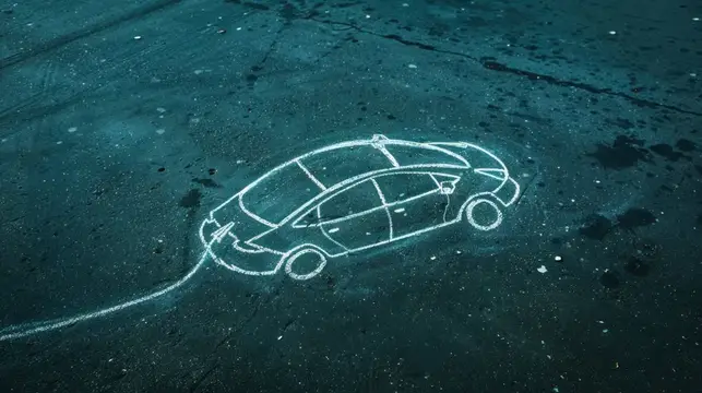 Белым мелом нарисован электромобиль с кабелем на асфальте
