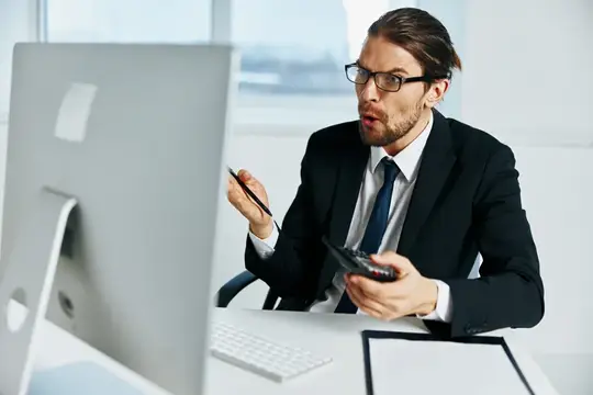 Бизнесмен, официальное лицо, работает за компьютером