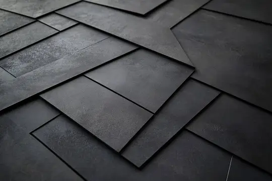 Тёмные каменные плиты уложены внахлёст под углом