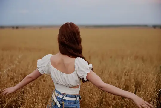 Рыжеволосая женщина в поле, загородная местность, свобода, лето