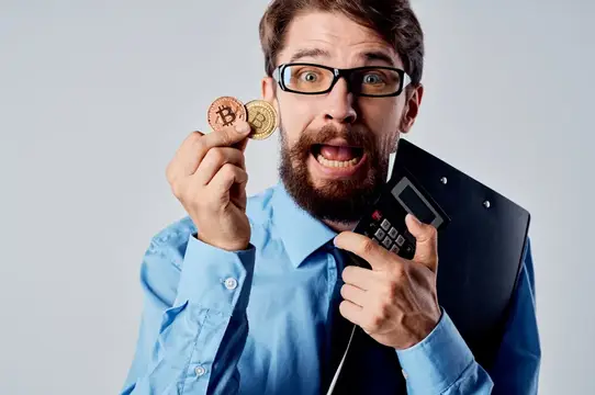 Бизнесмен в сфере финансов, криптовалюты Bitcoin и экономики, работающий с технологиями