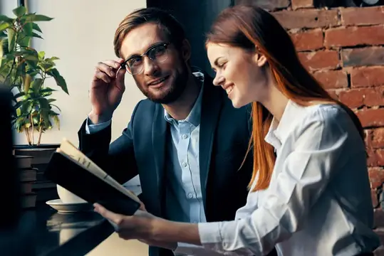 Мужчина и женщина сидят в кафе, работают, общаются как официальные лица