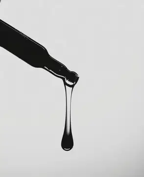Капля густой чёрной жидкости стекает с горлышка бутылки