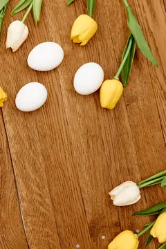 Деревянный фон, куриные яйца, тюльпаны, декор